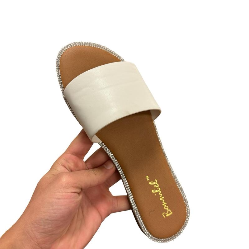 Taka-1n white pu sandals