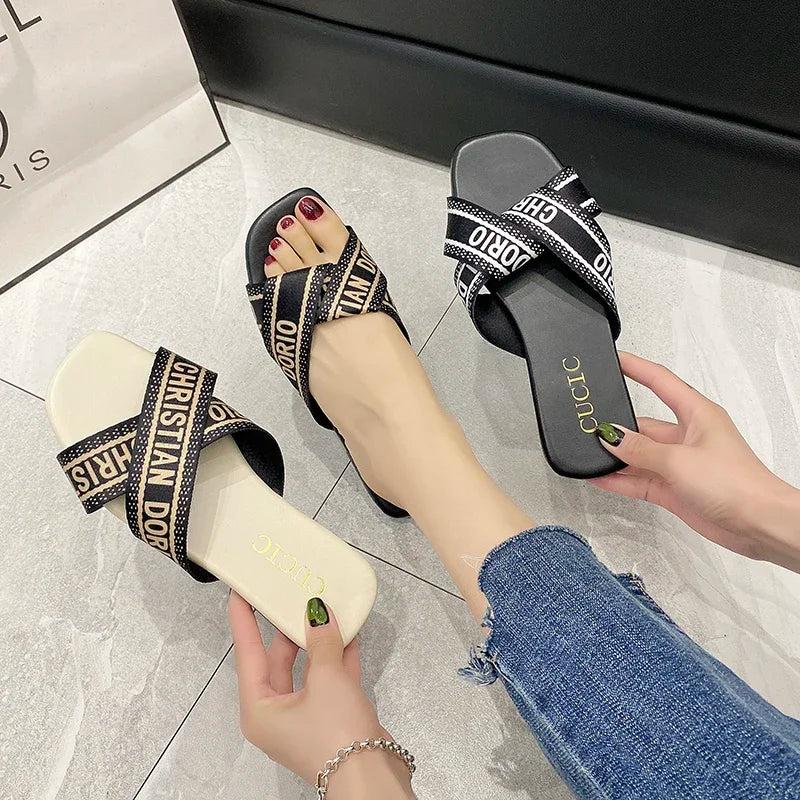 2024 Luxury Fashion Designer Summer New Women's Slippers Bathroom Outdoor Walking Sandals Fashion All-matching Women's Shoes Hot